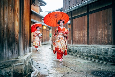 Maiko kvinner som går i Kyoto