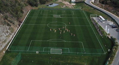 11-manns treningskamp med folk på tribunen, flyfoto, La Quinta Football, Marbella, Spania