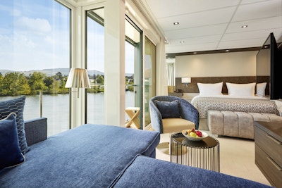 suite med balkong, dobbeltseng, sofa og stol