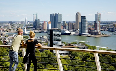 Folk nyter utsikten over Maas og Rotterdams skyline fra Euromast.
