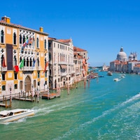 Grand Canal med basilikaen Santa Maria della i bakgrunnen sett fra Accademia Bridge, Venezia, Italia