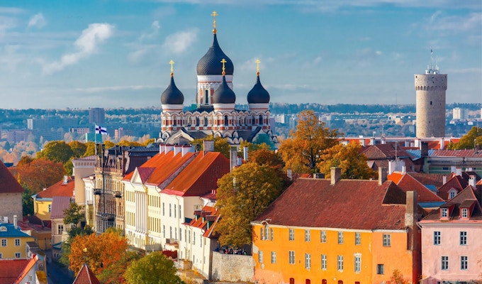 Toompea-bakken med tårnet Pikk Hermann og den russiske ortodokse Alexander Nevsky-katedralen, utsikt fra tårnet til St. Olaf kirke, Tallinn, Estland
