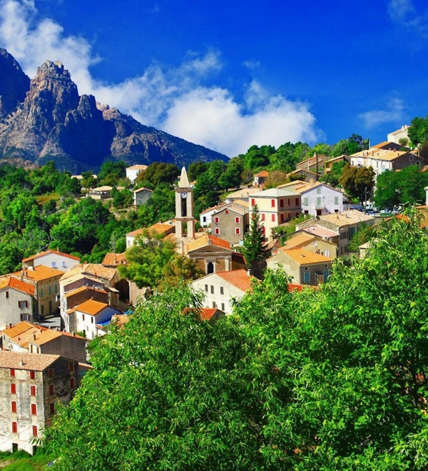 Landsby med fjell i bakgrunnen, Korsika.