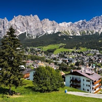 Cortina d'Ampezzo er en populær fjellby som ligger i hjertet av Dolomittene i en alpindal.