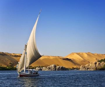 Felukkaseilbåt på elvecruise på Nilen i Egypt.