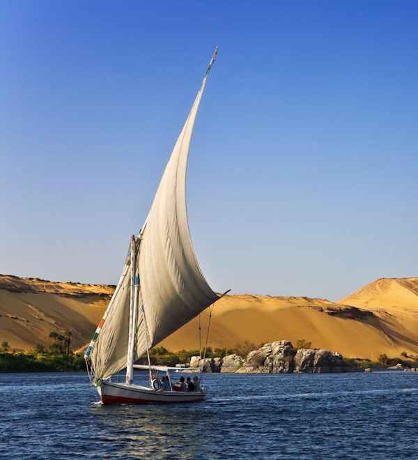 Felukkaseilbåt på elvecruise på Nilen i Egypt.
