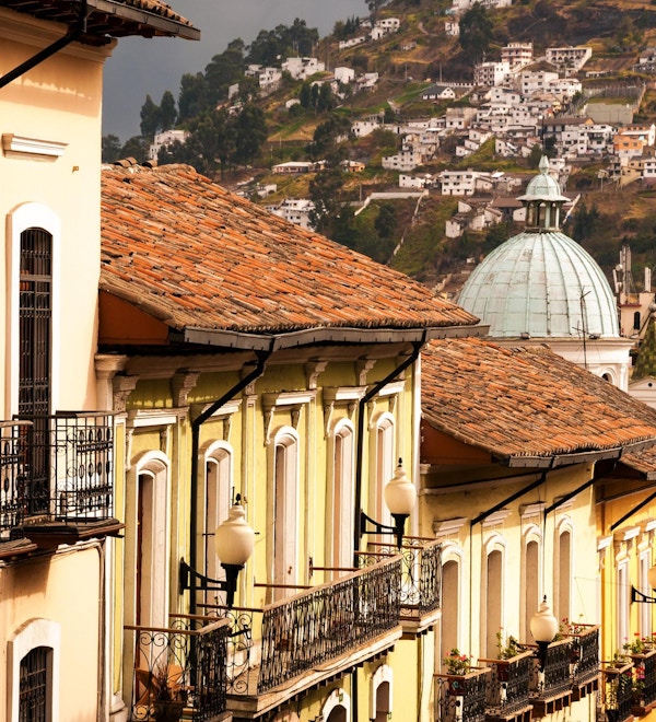 En rekke med historiske kolonibygninger i Quito, Ecuador
