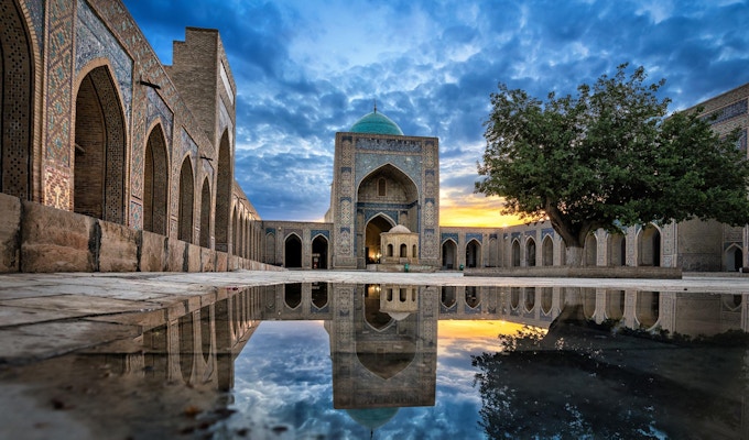 Den indre gårdsplassen til Kalyan-moskeen, en del av Po-i-Kalyan-komplekset i Bukhara, Usbekistan.
