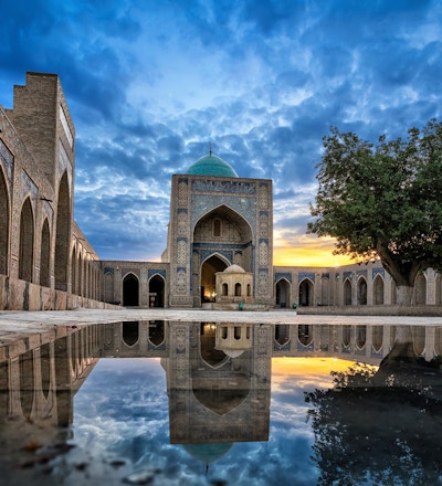 Den indre gårdsplassen til Kalyan-moskeen, en del av Po-i-Kalyan-komplekset i Bukhara, Usbekistan.