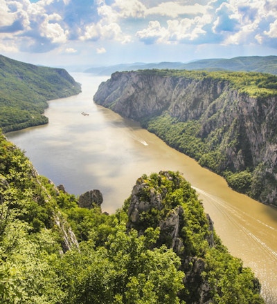 Iron Gate-juvet er den største juvet på Donauelven, som ligger på grensen til Serbia og Romania. Nasjonalparker er på begge sider av elven - Djerdap på serbisk side og Poré ile de Fier på rumensk.