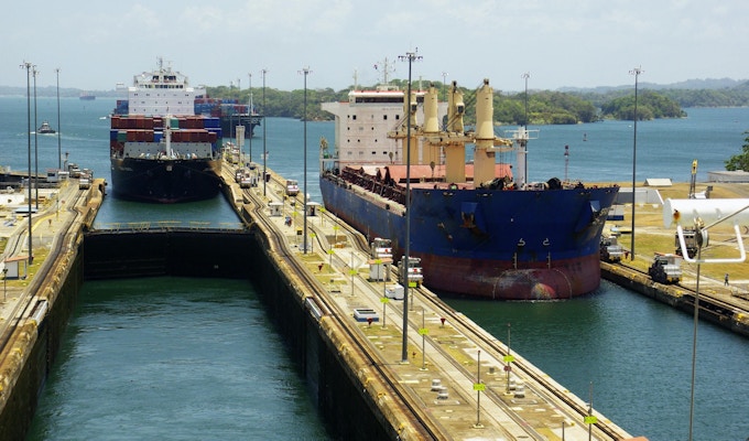 To lasteskip kommer inn i Gatun-låsene fra Gatun-sjøen, Panamakanalen.