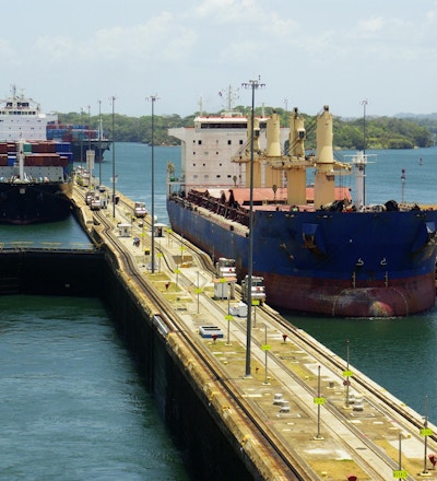 To lasteskip kommer inn i Gatun-låsene fra Gatun-sjøen, Panamakanalen.