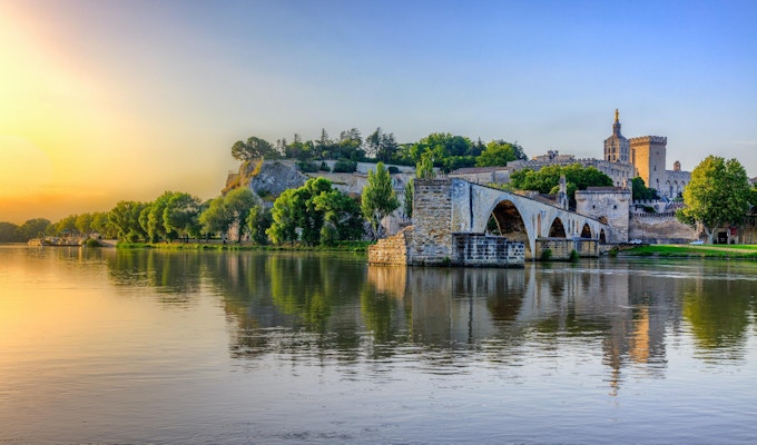 Saint Benezet-broen og Palais des Papes i Avignon, Sør-Frankrike