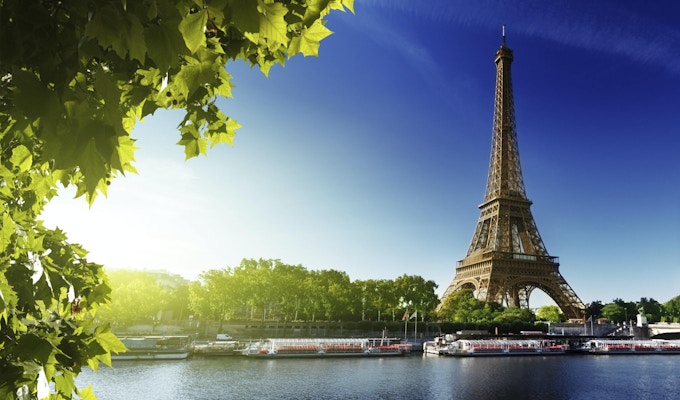 Seine i Paris med Eiffeltårnet i soloppgangstid