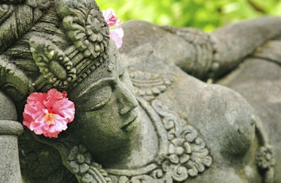 Statue pyntet med  blomster