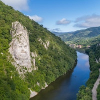 Decebal Head skulpturert i stein, Donau Gorges (Donau Boilers), Romania. Luftfoto