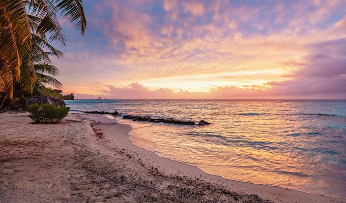 Fargerik levende solnedgang over Stillehavet ved naturskjønne naturlige stranden Viti Levu, Fiji. Korotogo-kysten, Sørkysten, Western Division, Fiji, Oseania
