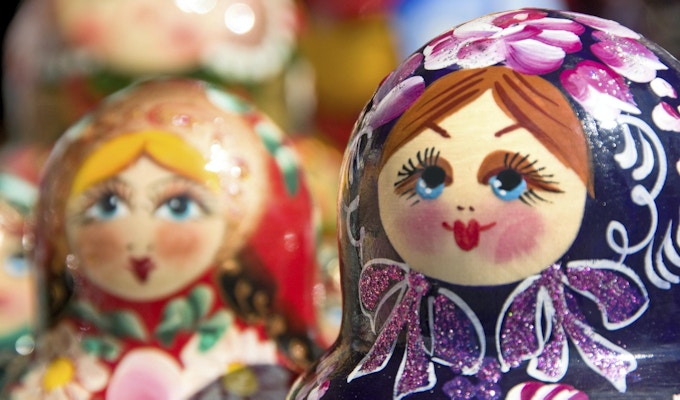 Originale Babushka eller Matryoshka hekkende russiske dukker. Fargerike, håndmalte hekkende dukker - tradisjonelt symbol på Russland. Foto ble tatt i gammel basar i Moskva, Russland.