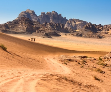 Arkivfoto av en ørkenvei som fører gjennom Wadi Rum-ørkenen også kjent som Månedalen, et UNESCOs verdensarvsted i Jordan.