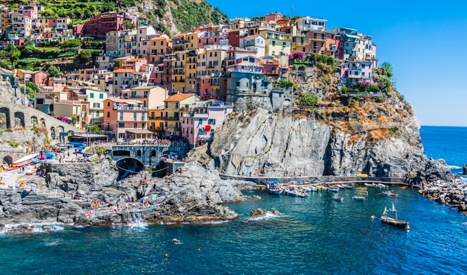 Landsbyen Manarola med ferge, Cinque Terre, Italia