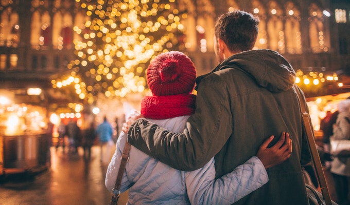 Foto av et ungt par gleder seg over dekorasjonen på julemarkedet i juleferien