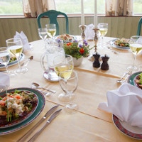 Dekket bord med lekker salat og hvitvin.