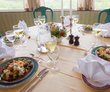 Dekket bord med lekker salat og hvitvin.