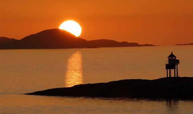 Hav og svaberg med midnattssol.