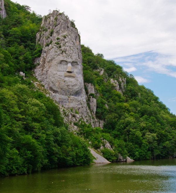 Skåret portrett av den dakianske kongen Decebal på Danubeelven, Iron Gates Naturpark, Romania