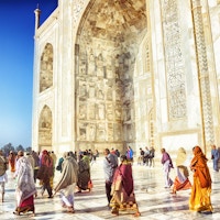Turister besøker Taj Mahal i Agra, India.