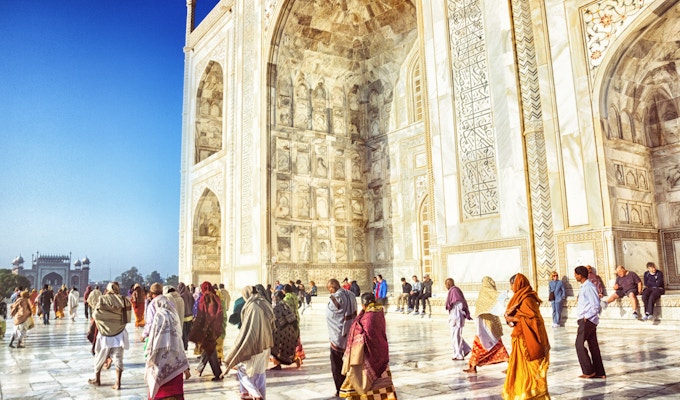 Turister besøker Taj Mahal i Agra, India.