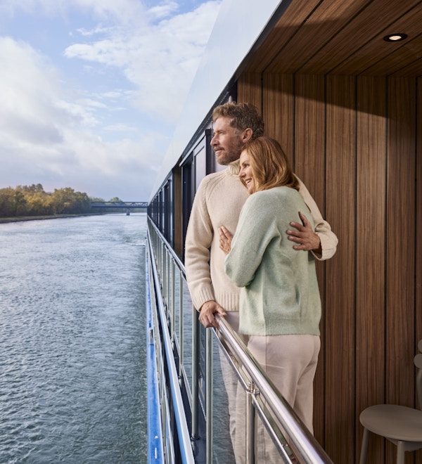 Par står på balkongen på elvecruiseskip.