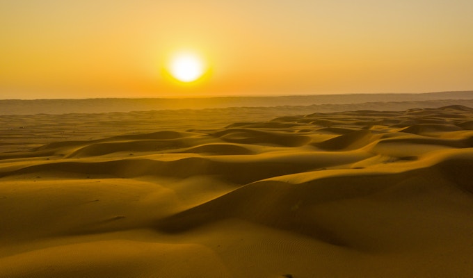 Utsikt over solnedgang over sanddyner i ørkenen, Oman