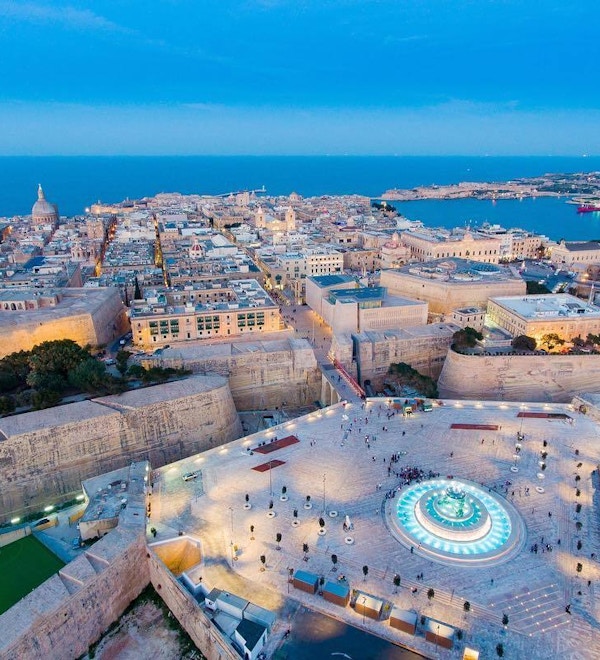 Valletta sett ovenfra, fra plassen utenfor og inngangen gjennom bymuren
