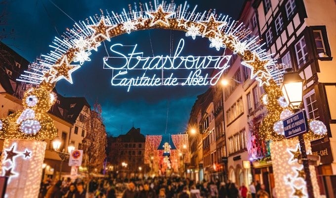 Inngangsport til starten av den største handlegaten og sentrum av Strasbourg på juletider i Strasbourg - Alsace, Frankrike
