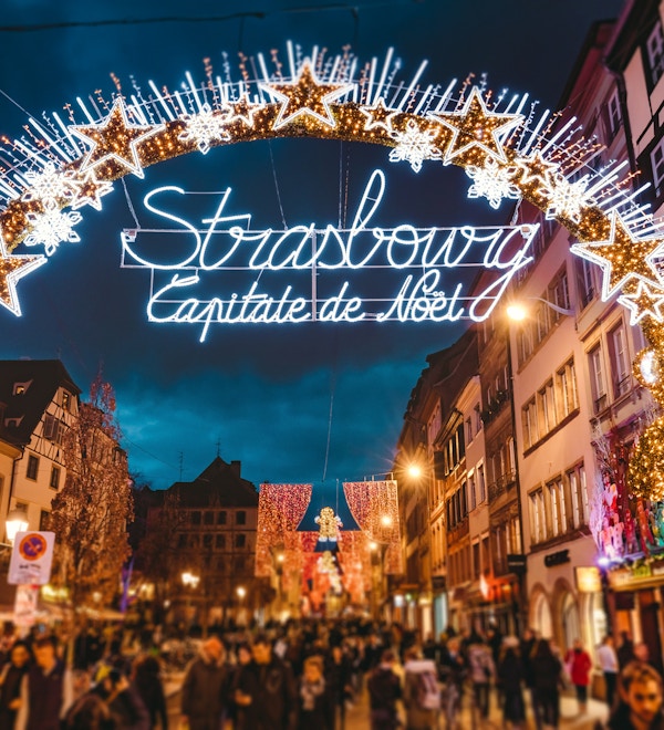 Inngangsport til starten av den største handlegaten og sentrum av Strasbourg på juletider i Strasbourg - Alsace, Frankrike