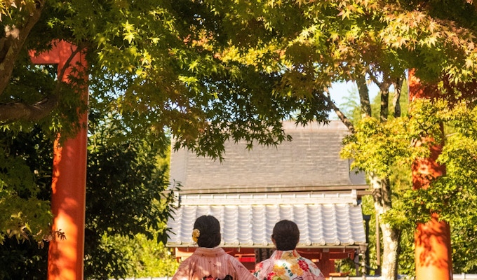 To kvinner går mot et tempel