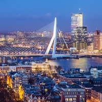 Luftfoto av Rotterdams skyline med Erasmusbroen i skumringen sett fra Euromasttårnet, Nederland