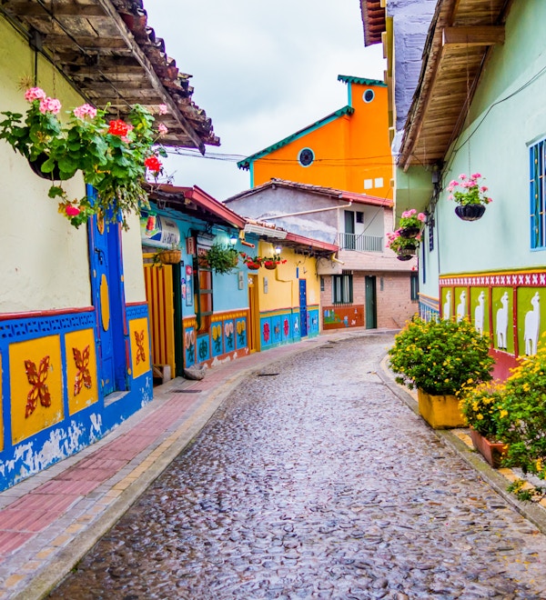 Vakre og fargerike gater i Guatape sentrum, kjent som byen Zocalos, med vakkert utskårne og dekorerte 3d-motiver. Colombia