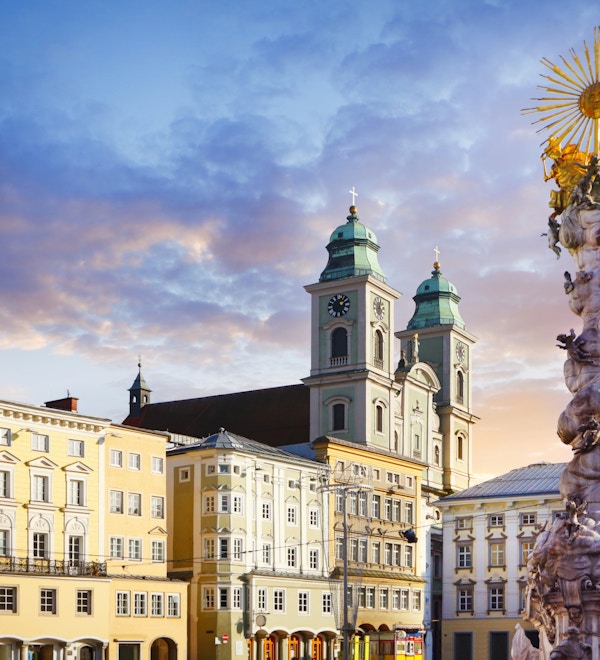 Hovedtorget i Linz med den gamle katedralen (Alter Dom) og den hellige treenighetssøylen