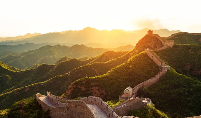 Den kinesiske mur i soloppgang.