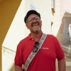 En smilende Vegard Pettersen på vandring i de smale gatene mellom Malagas hvite bygninger