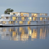 Skipet Zambezi Queen speiler seg i vannet. Foto.
