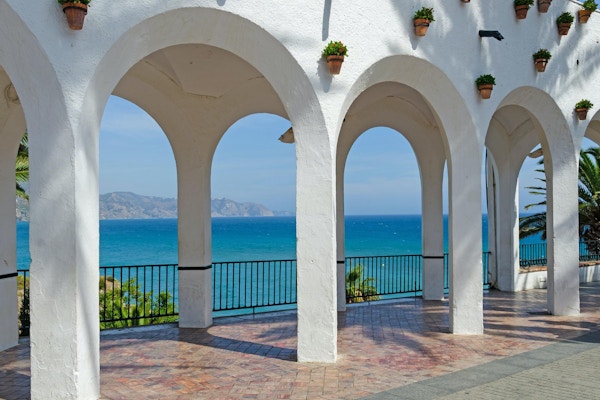 Balcon de Europa i turistbyen Nerja. Costa del Sol. Malaga, Andalusia, Spania