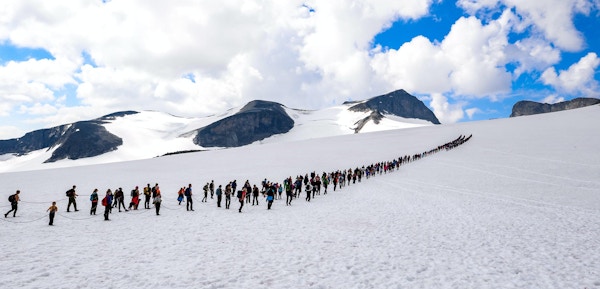 Mennesker, snø, fjell