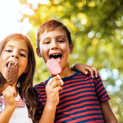 To barn som spiser iskremkegler