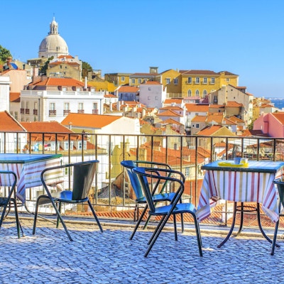 Åpen cafeterrasse med vakker utsikt i Alfama- et historisk bysenter i Lisboa, Portugal