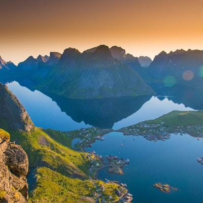 Norge, utsikt over Lofoten i Norge med solnedgang naturskjønn