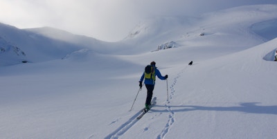 På vei opp Vatnahalsen på ski