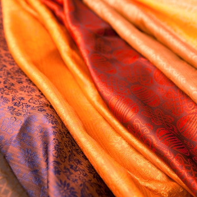 Silkeskjerf fra India på en markedsplass.